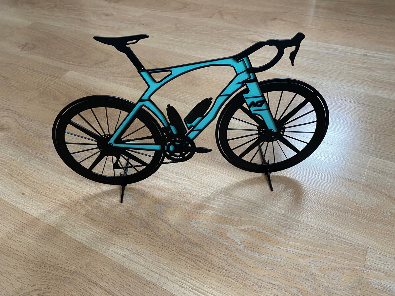 Silhouette vélo aéro en métal – Image 11