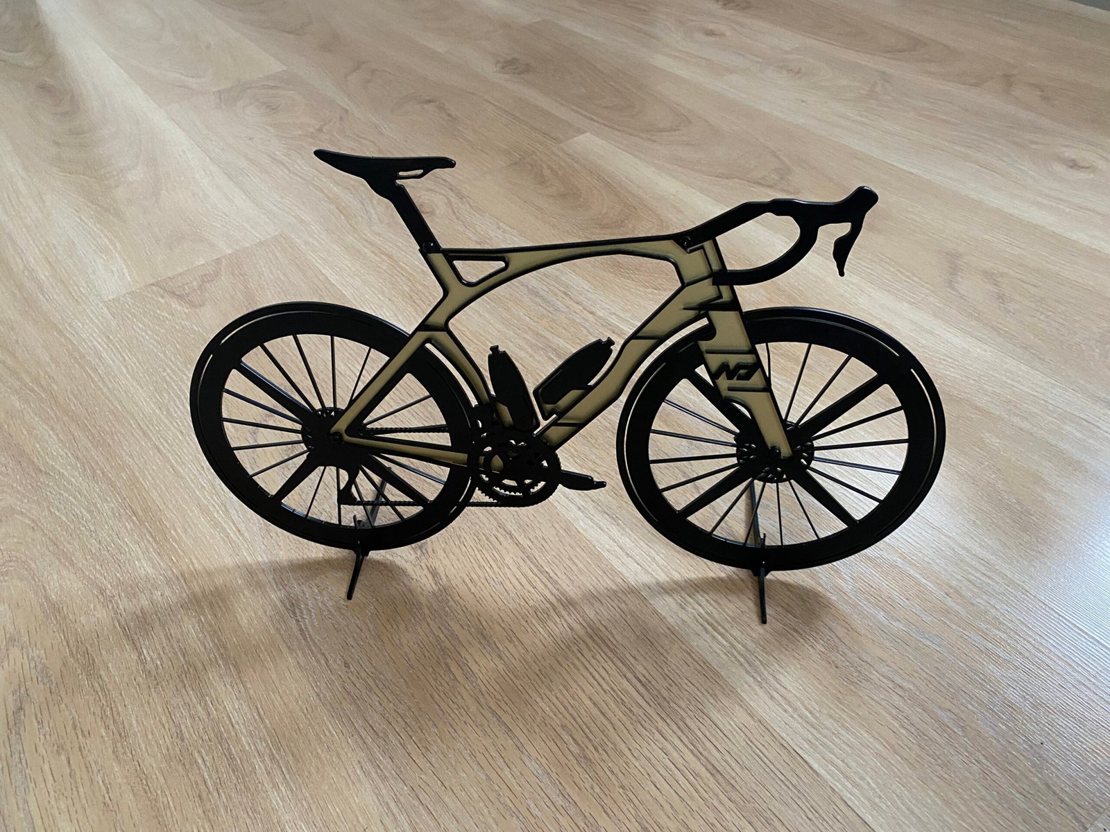 Silhouette vélo aéro en métal – Image 9