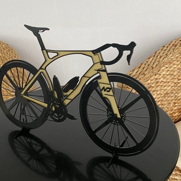 Silhouette vélo aéro en métal