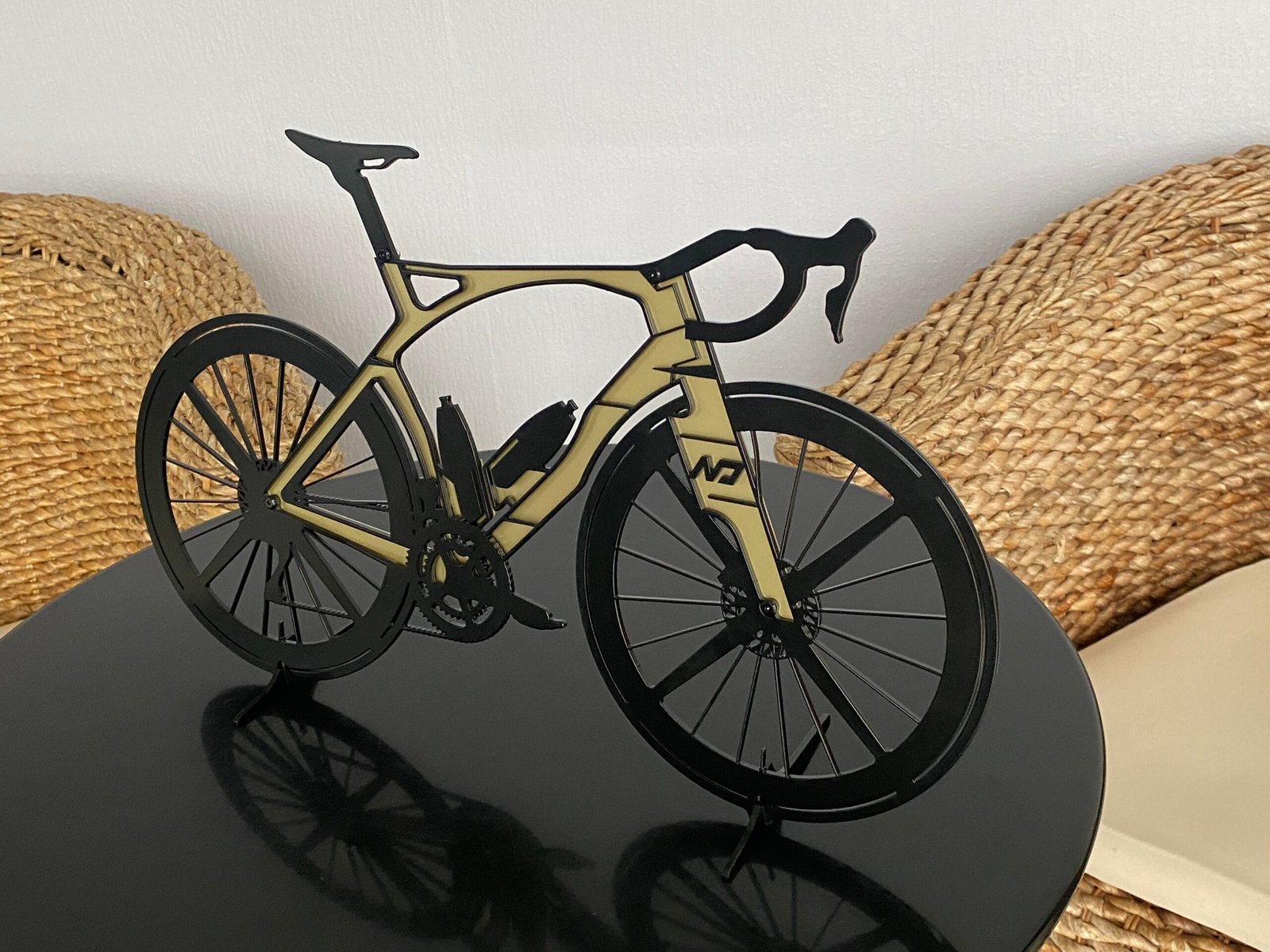 Silhouette vélo aéro en métal