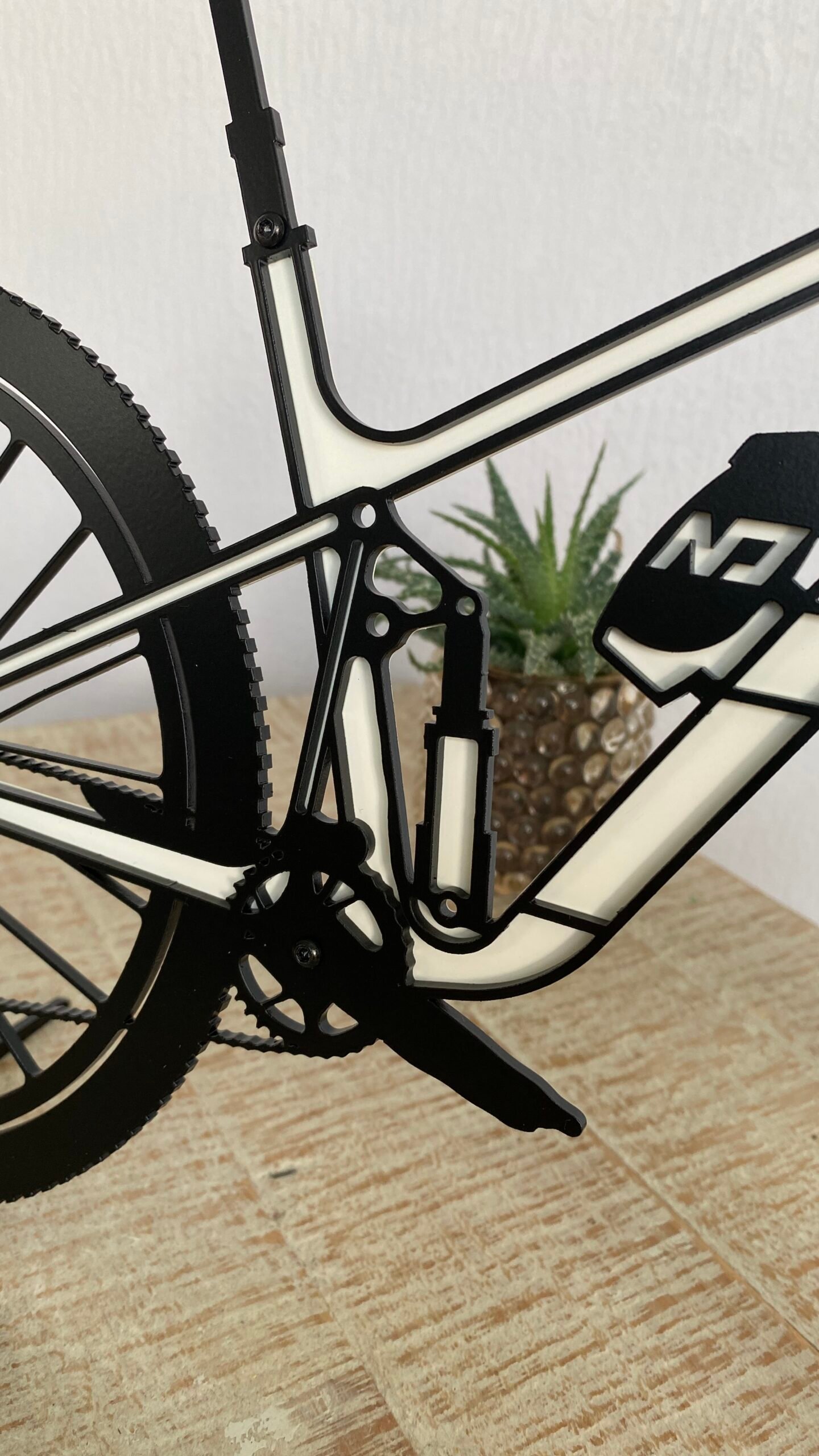 Silhouette vélo VTT en métal – Image 3